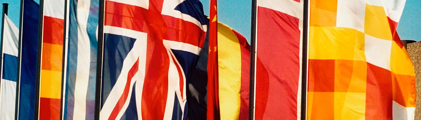 Banderas internacionales en una feria de negocios